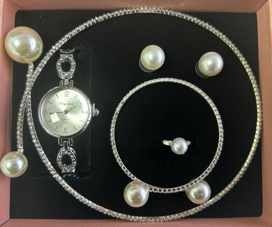 conjunto de joyas plateado con perlas