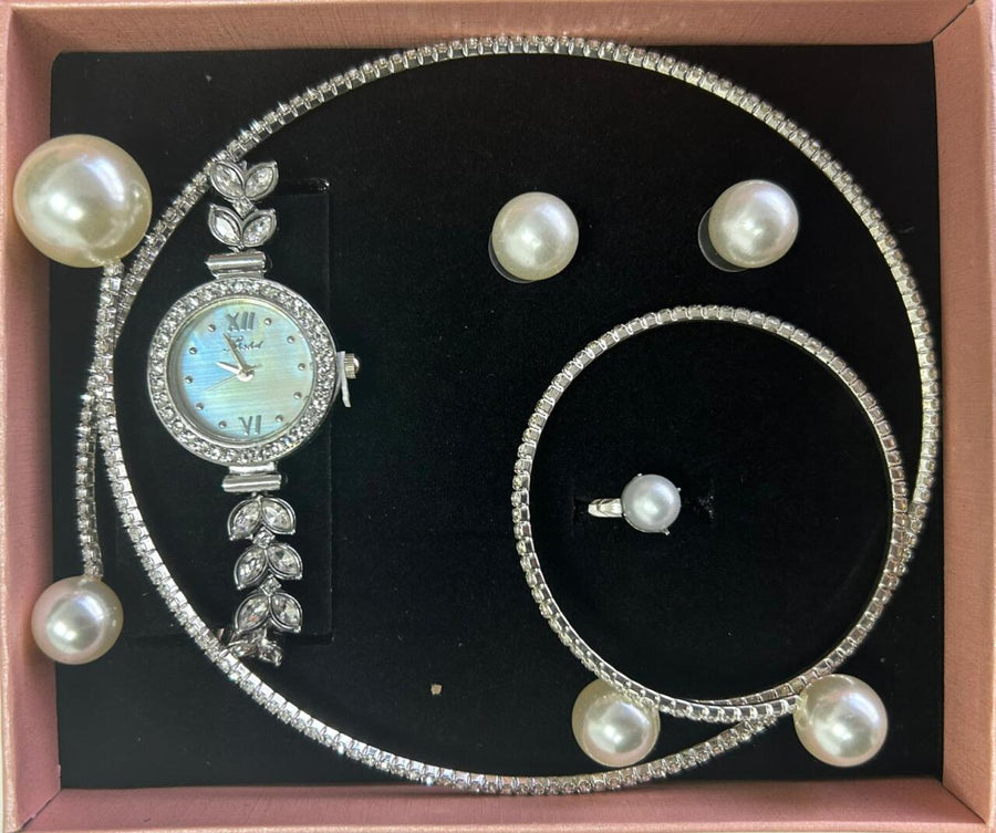conjunto de joyas plateado con perlas