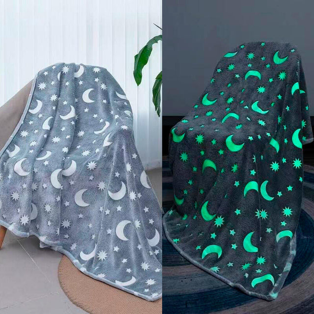 Manta luminosa en la oscuridad gris