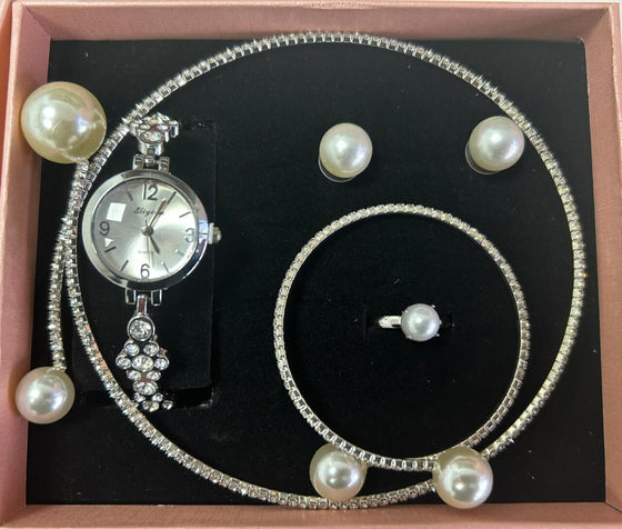 conjunto de joyas plateado con perlas