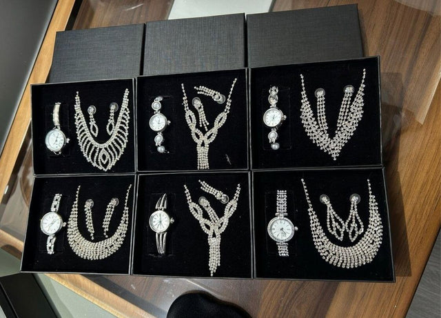 Conjunto de joyas plateado con joyero