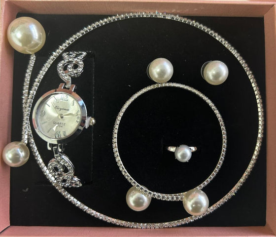 conjunto de joyas plateado con perlas