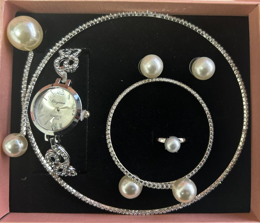 conjunto de joyas plateado con perlas
