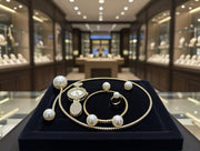 Conjunto de joyas dorado con perlas