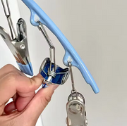 Percha con pinzas para ropa delicada