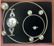 conjunto de joyas plateado con perlas